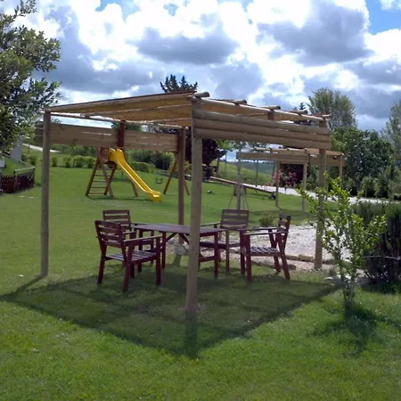Sleeps 4 With Pool And Wifi 公寓