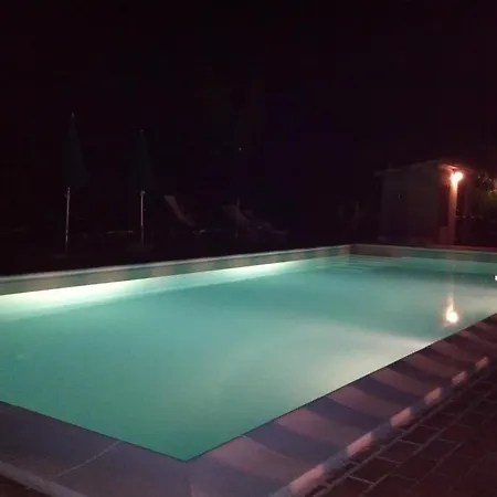 Sleeps 4 With Pool And Wifi 公寓